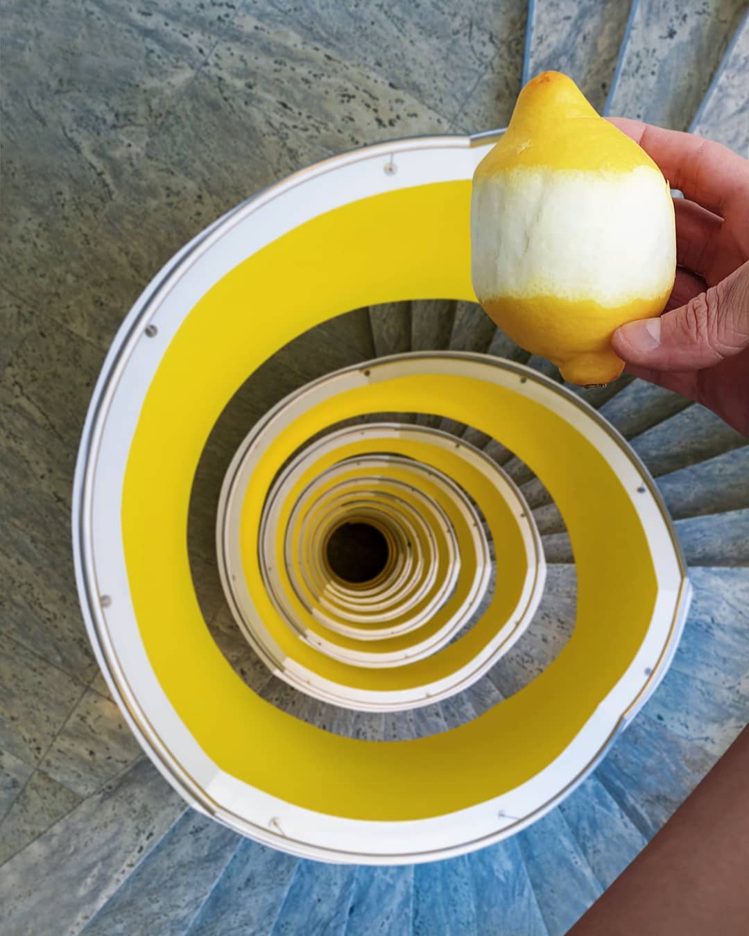 forced perspective photography lemon by hugo suissas