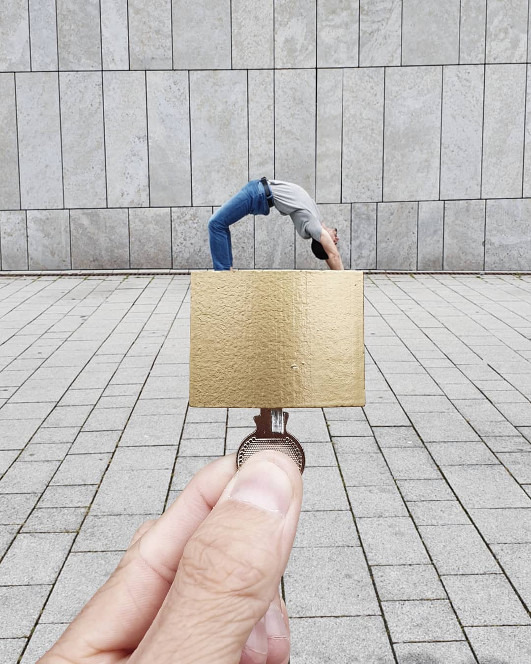 forced perspective photography lock by hugo suissas