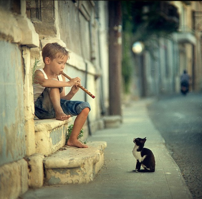 street photography latin boy with fute cat street